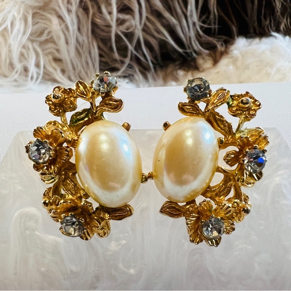 Gorgeous, goldtone, faux, pearl bling costume pierced vintage earrings - Picture 5 of 8
